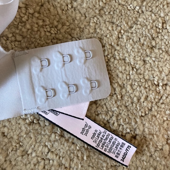 SOLD! NWOT VS push up bra, 34DD - Picture 4 of 7